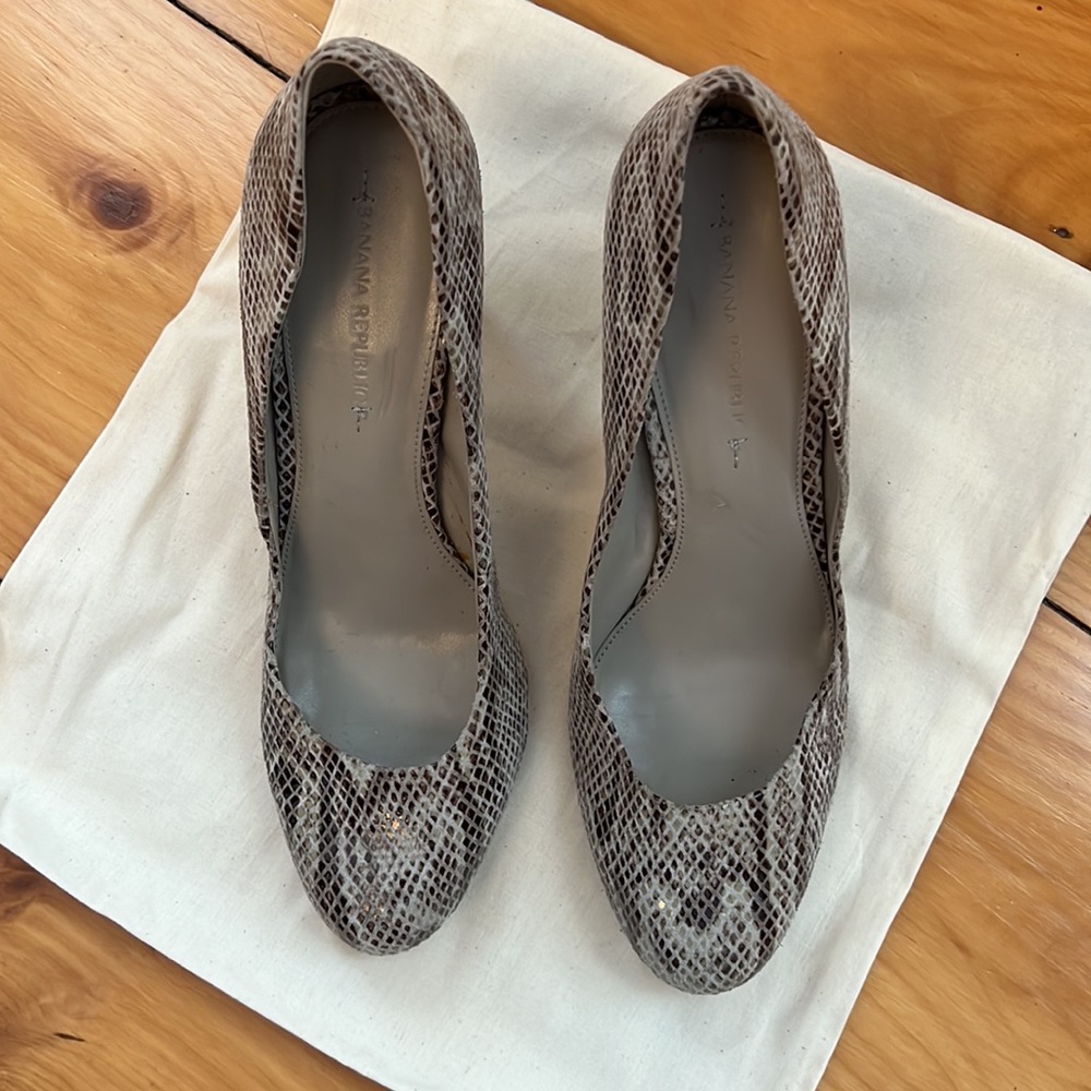 Banana Republic snake print heel. Size 9M - Picture 5 of 8
